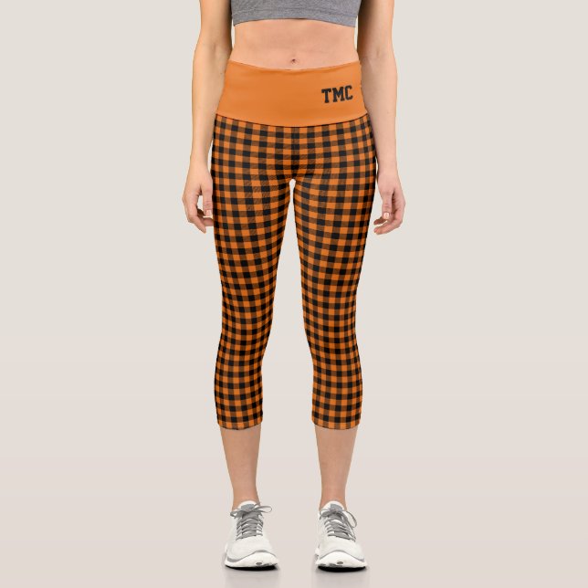 Fall Orange Black Buffalo Karierte INITIALS Capri Leggings (Vorderseite)