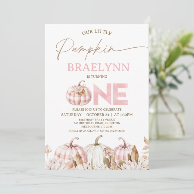 Fall Pink Girls Plaid Pumpkin First Birthday Einladung (Stehend Vorderseite)