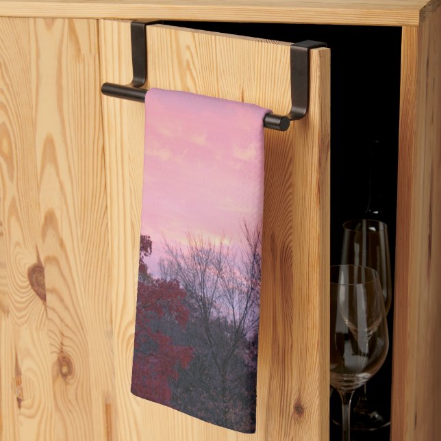 Fall rosa Gelb Sonnenuntergang über Bäumen Geschirrtuch (Drittel gefaltet)