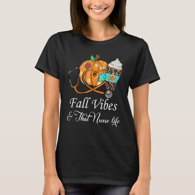 Fall Vibes & That Nurse Life Fall Season Autumn Nu T-Shirt (Vorderseite)
