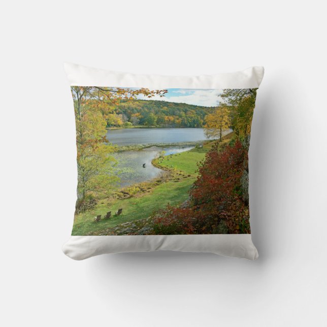 Fall View im Innisfree Garden Kissen (Vorderseite)