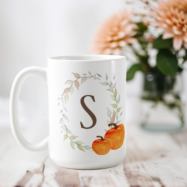 Fall Wreath und Pumpkin Mit Monogramm Kaffeetasse (Monogram Fall Pumpkin Coffee Mug)