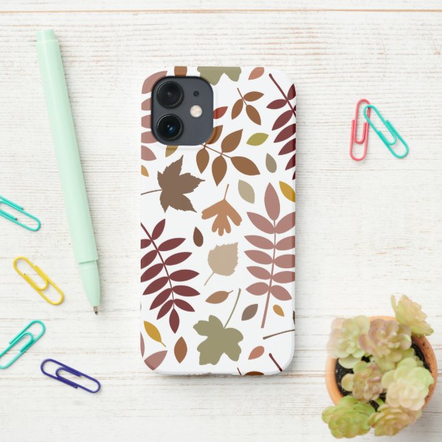 Fallen Blätter Muster Herbstfarben auf Weiß iPhone Hülle (Auf dem Schreibtisch)