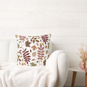 Fallen Blätter Muster Herbstfarben auf Weiß Kissen