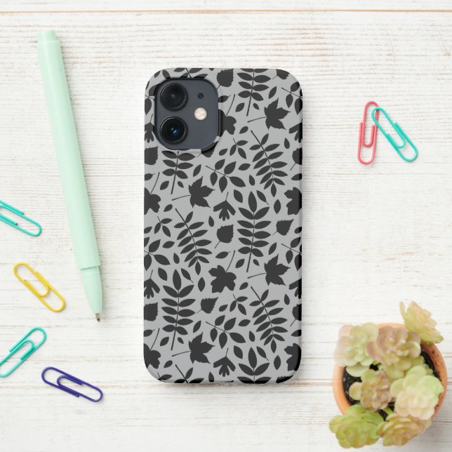 Fallen Blätter Muster Schwarz auf Grau iPhone Hülle (Auf dem Schreibtisch)