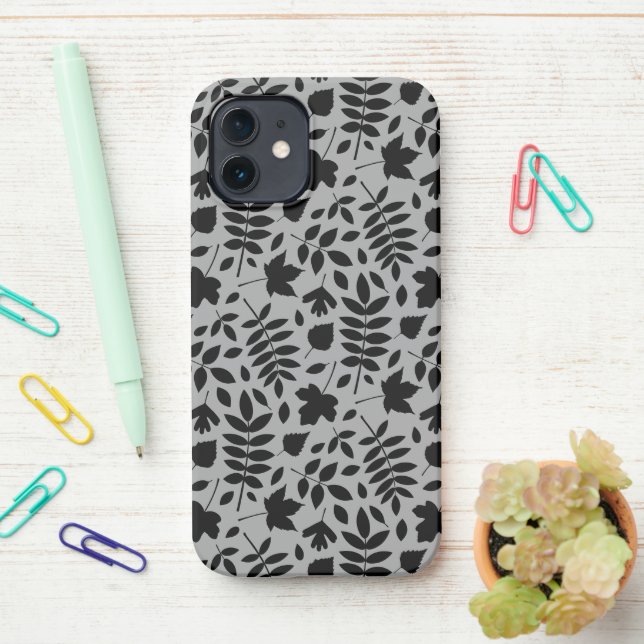 Fallen Blätter Muster Schwarz auf Grau iPhone Hülle (Auf dem Schreibtisch)