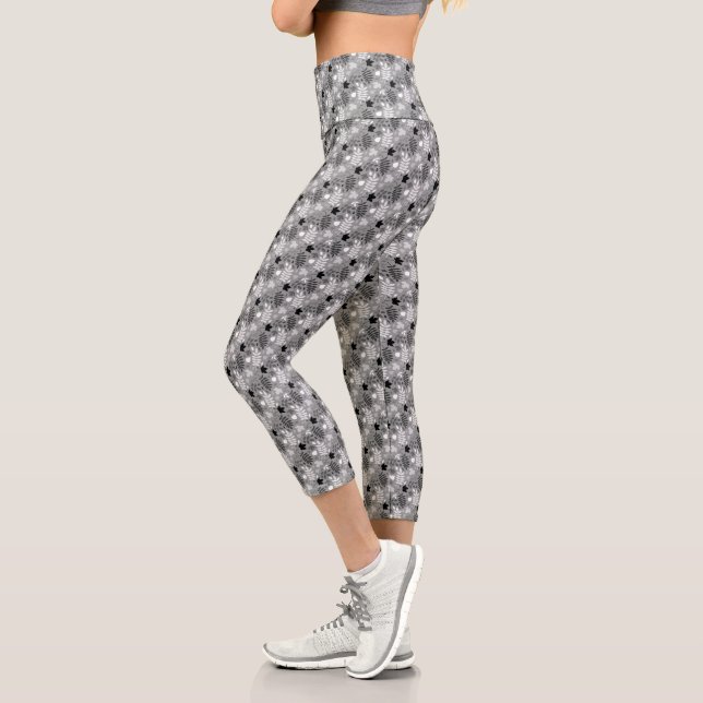 Fallen Blätter Sml Muster Monochrome auf Grau Capri Leggings (Links)