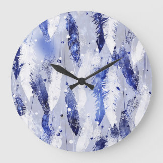 Fallende Federn: Aquarellblaues Muster. Große Wanduhr