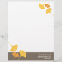 Fallende Ginkgo-Blätter goldgelb graue Herbstfarbe