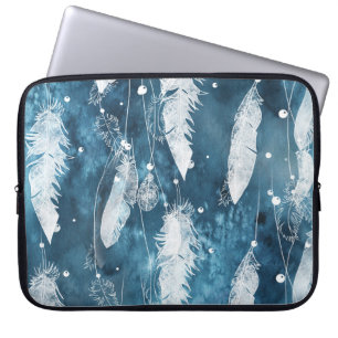 Fallende weiße Federn, blaue Wasserfarbe. Laptopschutzhülle
