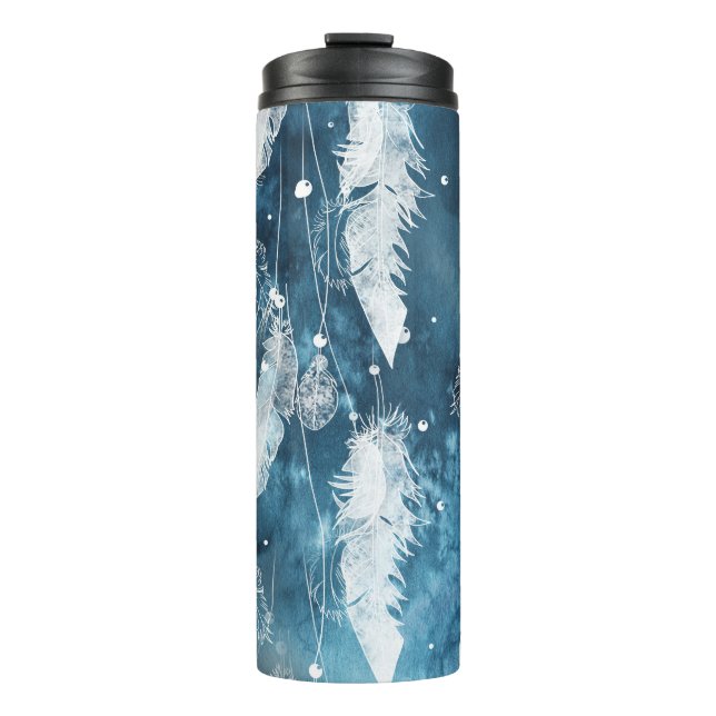 Fallende weiße Federn, blaue Wasserfarbe. Thermosbecher (Vorderseite)