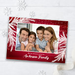 Fallender Schnee Evergreens Weihnachten Rotes Foto<br><div class="desc">Diese Weihnachtskarte des Fotos ist mit immergrünen Zweigen versehen,  die auf einem dunkelroten Hintergrund in Weiß erscheinen. Das Design ist mit subtilem fallendem Schnee betont.</div>