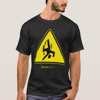 Fallender Typ mit lustigem Schild, das ein gelbes  T-Shirt