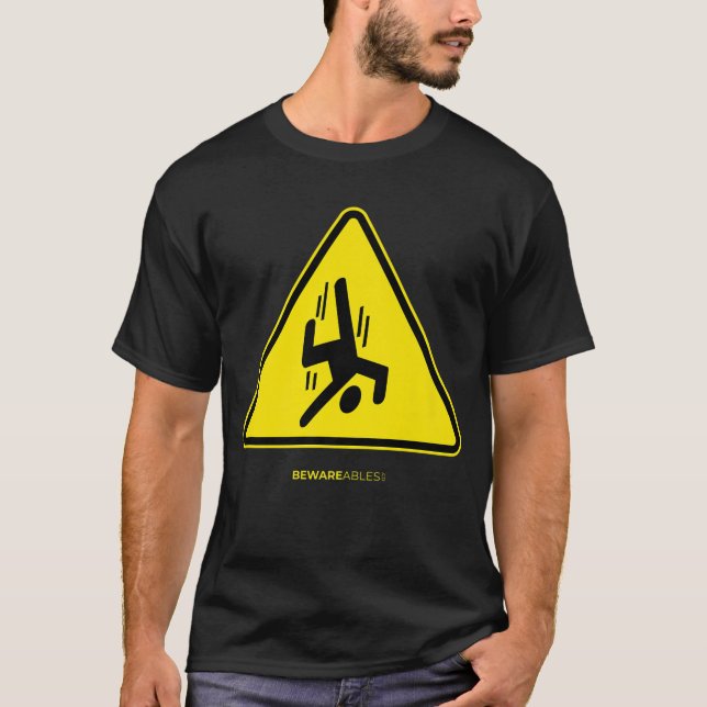 Fallender Typ mit lustigem Schild, das ein gelbes  T-Shirt (Vorderseite)