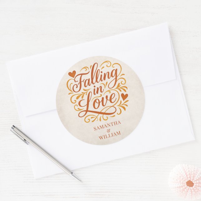 Falling in Love Modern Autumn Wedding  Runder Aufkleber (Umschlag)