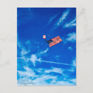 Fallschirmspringer mit amerikanischer Flagge in Au Postkarte