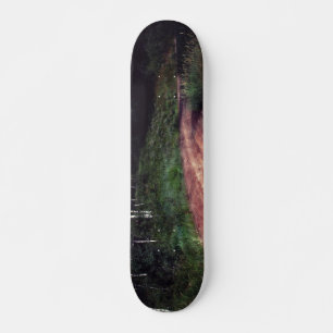 Fallt eine Kurve auf der Straße Skateboard
