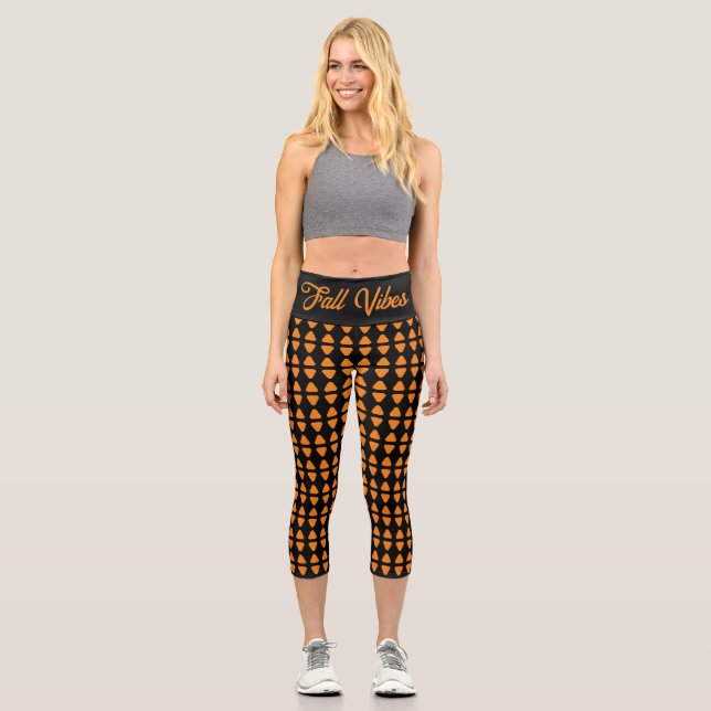 Fallvibes, orangefarbenes, geometrisches Muster Capri Leggings (Vorderseite)