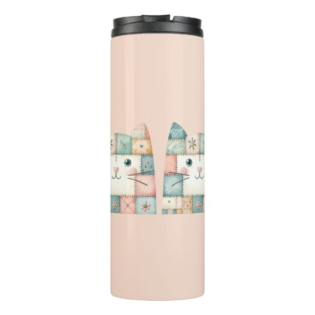 Falsche Patchwork-Pastell-Hütte-Kitty-Gesicht Rosa Thermosbecher (Rückseite)