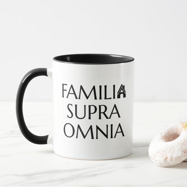 Familia Supra Omnia - lateinisches Zitat Tasse (Mit Donut)