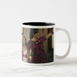 Familie Barak Obama winkt am letzten Abend der Zweifarbige Tasse