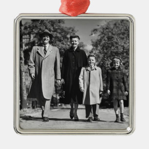 Familie beim Spaziergang Silbernes Ornament