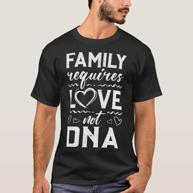 Familie benötigt Liebe nicht DNA Adoption Gotcha T T-Shirt (Vorderseite)