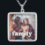 Familie | Boho Text Overlay mit Ihrem Foto Versilberte Kette<br><div class="desc">Diese einfache und stilvolle Halskette besticht durch Ihr persönliches Foto,  zusammen mit dem Wort "Familie" in der boho weißen modernen Typografie.</div>