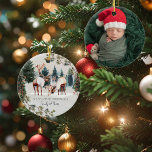 Familie der drei | Erste Weihnachtsfeier Keramik Ornament<br><div class="desc">Feiern Sie die Freude Ihrer wachsenden Familie mit diesem wunderschön gestalteten "Familie der drei" Ersten Weihnachtsschmuck. Mit einer herzzerwärmenden Szene von zwei Rentieren mit ihrem bezaubernden Kalb in einem schneebedeckten Wald, vereint dieser Ornament perfekt den Zauber Ihrer ersten Urlaubssaison als Trio. Das zarte Aquarelldesign wird durch immergrüne Äste und heilige...</div>
