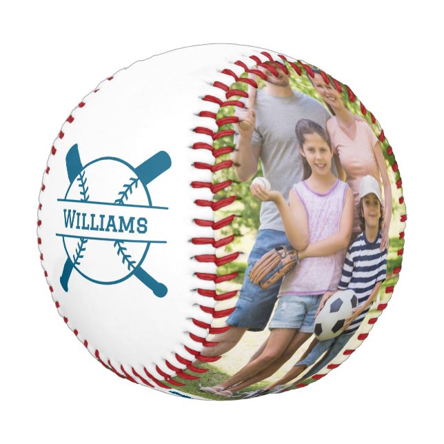 Familie, die blaues Personalisiertes Foto zusammen Baseball (Schrägansicht)