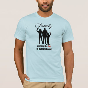 Familie, die den Spaß in das Shirt der