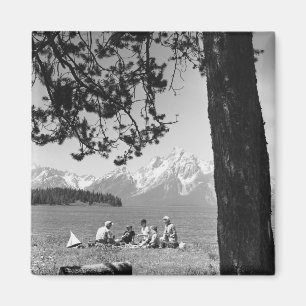Familie, die Picknick durch Seeberge hat Magnet