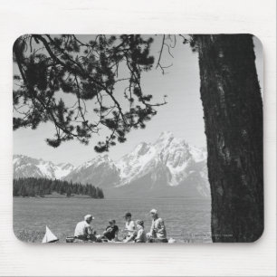 Familie, die Picknick durch Seeberge hat Mousepad