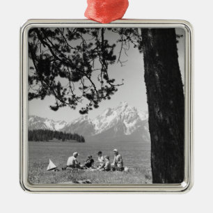 Familie, die Picknick durch Seeberge hat Silbernes Ornament