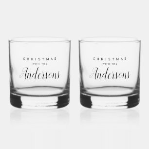 Familie, die Schwarzes Weihnachten mit Whiskyglas
