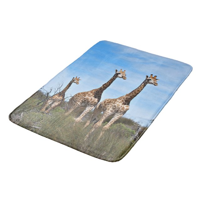 Familie Giraffe auf Grassy Hilltop Badematte (Schrägansicht)