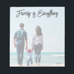 Familie ist alles Moderne Drehbuch   Foto Notizblock<br><div class="desc">Dieses Notizblock-Design verfügt über ein Full-Frame-Foto (leicht aufgehellt, sodass es leichter als Notizblock zu verwenden) und ein modernes Skript, das "Family is Everything" (Familie ist alles) lautet. Der Gruß ist editierbar, sodass Sie ihn mit Ihrem eigenen Satz oder Namen anpassen können. Dieses Foto Notizblock ist auch ein wunderbares Geschenk für...</div>