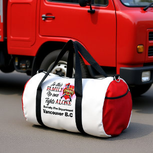 Familie kämpft zusammen hinter Rot Duffle Bag