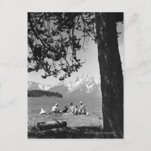 Familie mit Picknick am See Postkarte