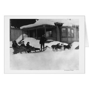 Familie mit Schlitten in Alaska