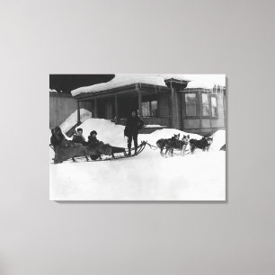 Familie mit Schlitten in Alaska Leinwanddruck