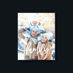 Familie | Moderne weiße Typografie mit Ihrem Foto Leinwanddruck<br><div class="desc">Dieser moderne,  minimalistische Leinwand-Print besticht durch Ihr eigenes Foto,  mit einem weißen Overlay,  das "family" in trendiger weißer Typografie sagt.</div>