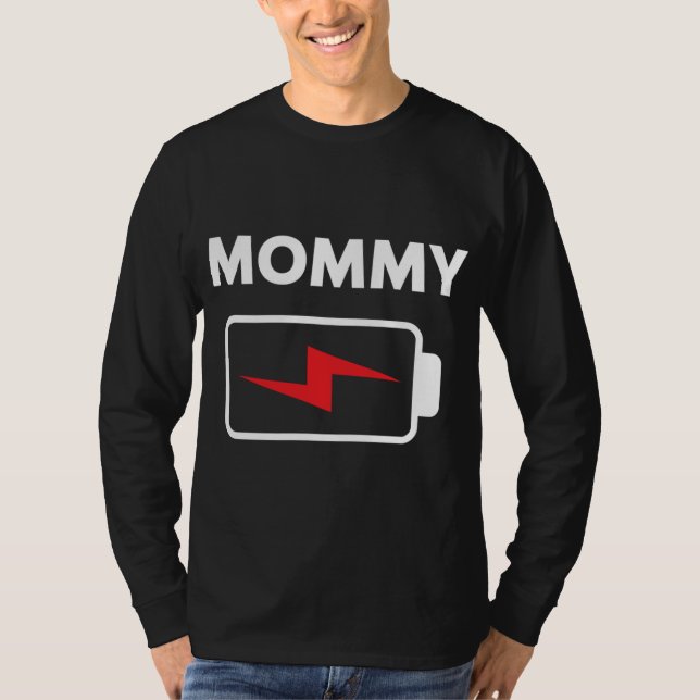Familie passt Weihnachtsbatterie Funny Mommy Xmas T-Shirt (Vorderseite)