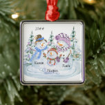 Familie von 3 Niedlichen Snowman Personalisierte W Ornament Aus Metall<br><div class="desc">Niedliche personalisierte Weihnachtsschmuck für eine 3-köpfige Familie. Das Design besticht durch ein fröhliches Trio von Schneemännern,  umgeben von Weihnachtsbäumen,  das Sie mit dem Jahr und Ihren Namen personalisieren können.</div>