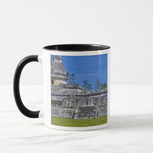 Familie von Touristen geht an uraltem Maya vorbei Tasse
