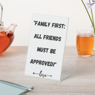 "Familie zuerst: Alle Freunde müssen zugelassen se Sockelschild