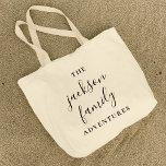 Familienabenteuer | Original Modern Minimalistisch Jumbo Stoffbeutel<br><div class="desc">Personalisiert für Ihre alltäglichen Familienabenteuer,  ist diese Tasche das ideale Geschenk,  Mode,  Shopping oder Urlaubszubehör! Das Design ist mit handgeschriebener Schrift-Typografie ein moderner minimalistischer Stil für jede lustige und stilvolle Familie! #family #adventures #custom #Tasche</div>