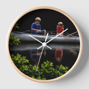 Familienangelszene mit brillanten Farben Uhr