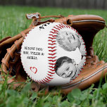 Familienfoto Collage Vatertag Baseball<br><div class="desc">Foto Collage Vater's Day Baseball - zwei Foto Collage Baseball mit einem Namen. Personalisieren Sie es mit zwei Fotos und Namen. Sie können jeden Text im Baseball ändern oder löschen. Ein perfektes Geschenk für einen Papa oder einen neuen Papa am Tag,  Weihnachten oder Geburtstag.</div>