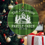Familienhaus Green Kariert Themed Name Personalisi Keramik Ornament<br><div class="desc">Ideal für Ansammlungen, Wiedersehen oder Ihren Berg-Rückzugsort ist dieses Produkt mit einem charmanten, grünen karierten Hintergrund. Es zeigt eine wunderschön gestaltete Bergszene mit Baumhütte, personalisiert mit Ihrem Familiennamen, dem etablierten Jahr und weiteren Details, die Sie bevorzugen. Eine ausgezeichnete Wahl für ein nachdenkliches Geschenk, besonders geeignet für Jungvermählte. Passen Sie dieses...</div>